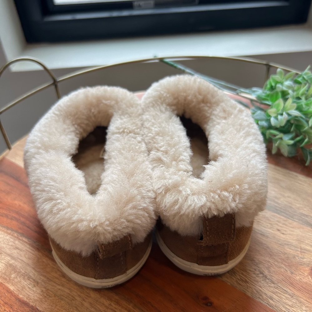 UGG Slippers in great condition.Cozy Tan Shearling Slippers. Size 3. - Picture 4 of 8